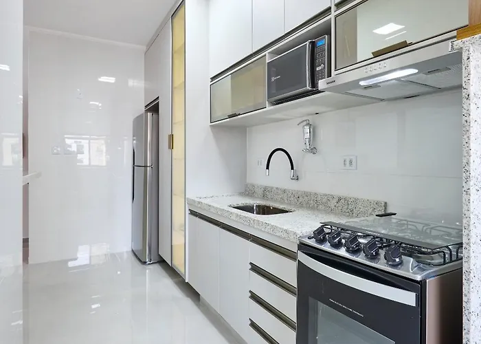 Apartamento espaçoso com ar condicionado e Wi-fi, a 100 metros da praia - Edifício Estoril Ubatuba