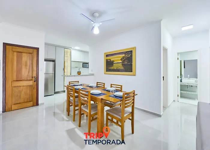 Apartamento espaçoso com ar condicionado e Wi-fi, a 100 metros da praia - Edifício Estoril Ubatuba